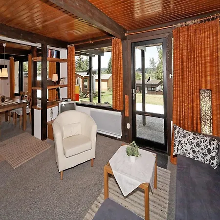 Casa de Férias Wooden Chalet With Terrace Near A Swimming Lake